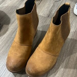 Sorel wedged snow boots. Water proof. Worn twice.
